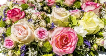 В Астане девушка устроила скандал в ТРЦ из-за букета