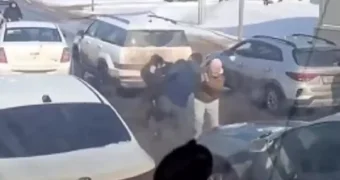 Разборки на дороге: казахстанцы подрались прямо на проезжей части (видео)