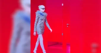 Сын звезды «Кинг Конга» вышел на подиум в платье и туфлях