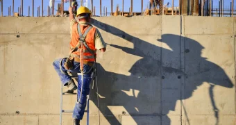 В Китае рабочих подвесили на стройке (видео)