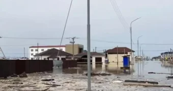 Год спустя: жители Кульсары требуют компенсацию за подтопленные дома