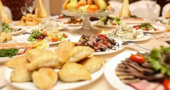 "Люди сами заказывают помпезный ужин": ответ рестораторов на заявление ДУМК