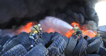 Пожар на шинном заводе в Алматинской области: ситуацию контролирует глава МЧС