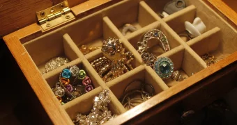 Няня украла бриллианты на миллион тенге в Астане