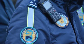 В Казахстане напали на полицейского и плюнули ему в лицо