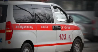 В Алматинской области автомобиль врезался в дерево: погибли три человека