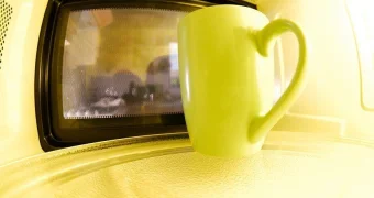 Попытка приготовить чай в микроволновке закончилась для девушки госпитализацией
