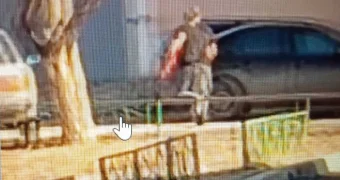 В Казахстане мужчина с окровавленными руками ворвался в школу (видео)