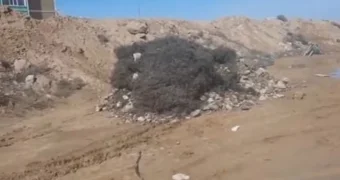 Водитель грузовика выбрасывал мусор рядом со зданием роддома в Актау