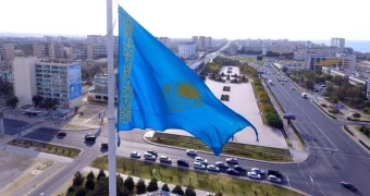 В Актау с флагштока исчез главный флаг – что случилось?