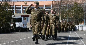 Моряки из Актау проходят строевой смотр в столице