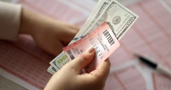 Американка заехала на автомобильную заправку и стала богаче на $3 млн