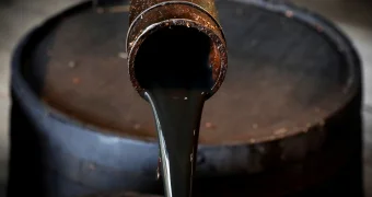 Стоимость нефти марки Brent опустилась ниже $65 за баррель впервые с 2021 года