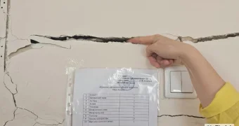 «Латайте сами!»: подрядчик подарил аварийному детсаду в Индерборе ящик монтажной пены