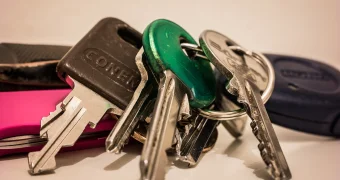 В Казахстане педагог незаконно жила в предназначенной для сироты квартире