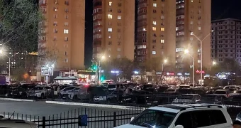 Культура? Водители из-за концерта бросают автомобили на тротуарах и газоне в Актау