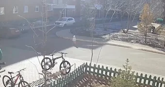 Двухлетняя девочка погибла под колесами автомобиля во дворе жилого дома