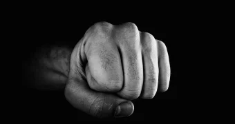 Группа мужчин жестоко избила прохожего в Атырау