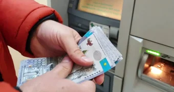 Как не потерять деньги при пополнении карты через банкомат в Казахстане