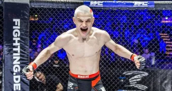 Победитель поцеловал соперника и сымитировал половой акт: скандал на турнире по ММА (видео)