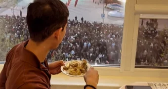 Не выходя из кухни: житель Актау наслаждался мантами и живым концертом в Актау