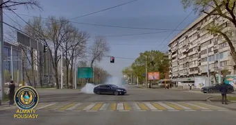 Дрифт на публику — арест на 10 суток: казахстанский лихач на Lexus угодил за решетку