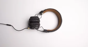 Назван самый вредный тип наушников