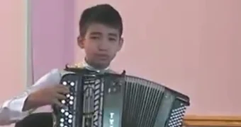 Видео с плачущим мальчиком под песню о отце растрогало казахстанцев