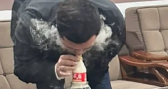 В Узбекистане чиновник употреблял наркотики в служебном кабинете