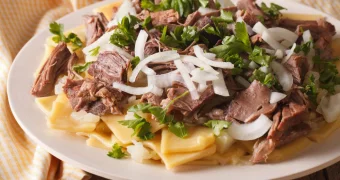 Кулинарный эксперимент с бешбармаком вызвал скандал среди казахов: что не так с новым рецептом?