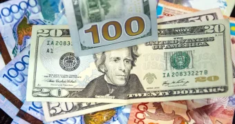 Тенге сдает позиции: почему казахстанцы переживают за свои сбережения?