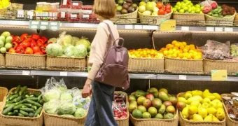 Коварные продукты: как еда из супермаркета лишает нас зрения