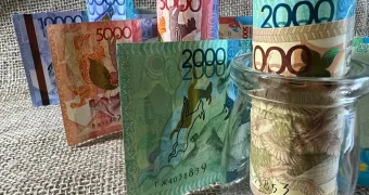 Триллионы из пенсионного фонда: казахстанцы массово снимают деньги — зачем и куда?