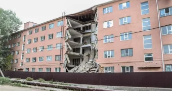 Часть пятиэтажки обрушилась в Атырау: подробности происшествия