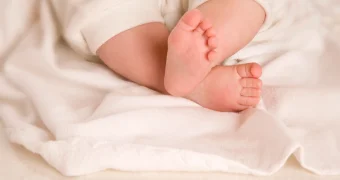 Шокирующий случай в поезде: женщина родила и выбросила ребенка из окна