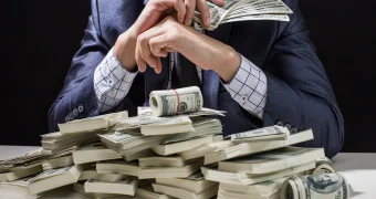 Мужчина разбогател на $1 млн благодаря ошибке кассира