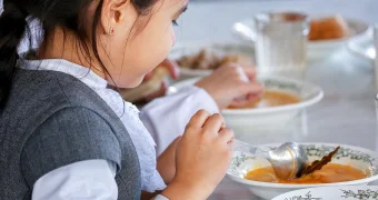 Что на тарелке у вашего ребенка? В Казахстане родители будут следить за школьным питанием через приложение