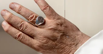 Перстень папы Франциска разобьют молотком и положат с ним в гроб: зачем такие сложности