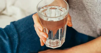 Названа польза стакана воды с имбирем и лимоном