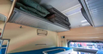 Казахстанских пассажиров будут заранее предупреждать о наличии третьей полки в поездах