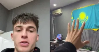 Воспитанник детского дома повесил флаг Казахстана в новой квартире