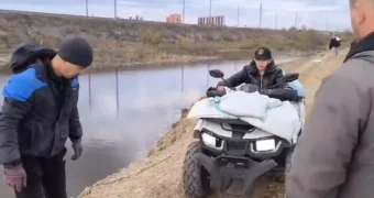 В Казахстане родителей мальчика, укреплявшего дамбу, оштрафовали на 196 тысяч тенге