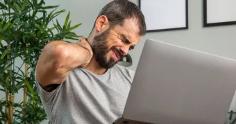 Врач рассказал, насколько опасно самостоятельно хрустеть шеей и спиной