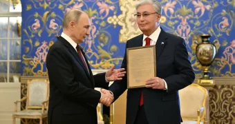 Путин передал Токаеву наградной лист его отца