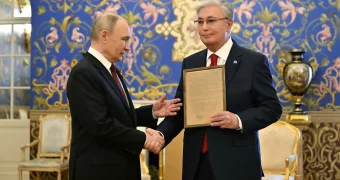 Путин передал Токаеву наградной лист его отца из архива Минобороны России