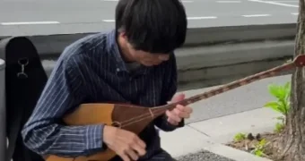 Японец виртуозно исполняет казахские кюи на улицах Токио