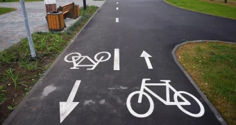 Пешеходы на велодорожках: в МВД рассказали, грозит ли им наказание