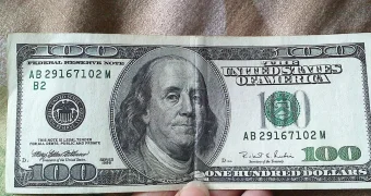 Казахстанцам начали платить 100 долларов за создание банковских счетов