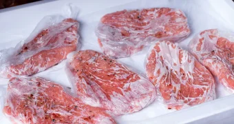 Как быстро разморозить мясо: простой и эффективный способ