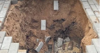 Земля разверзлась под ногами казахстанки — девушка ушла под тротуар